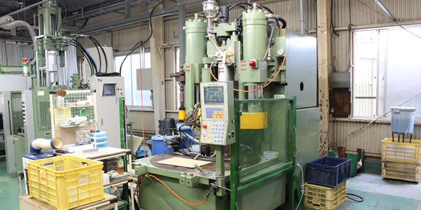 Elastomer injection molding machine