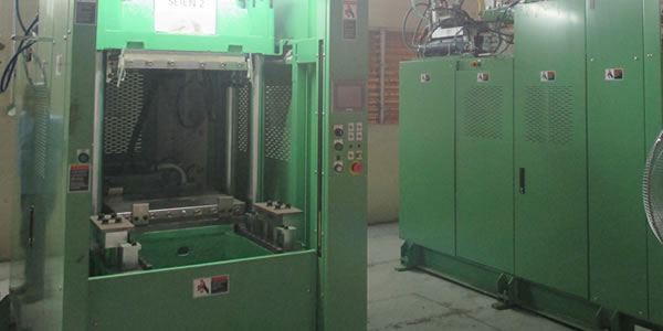 Rubber injection molding machin