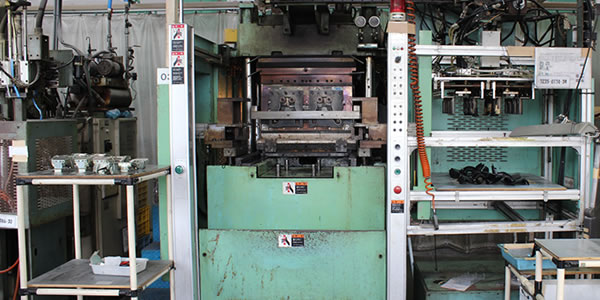 Rubber injection molding machine