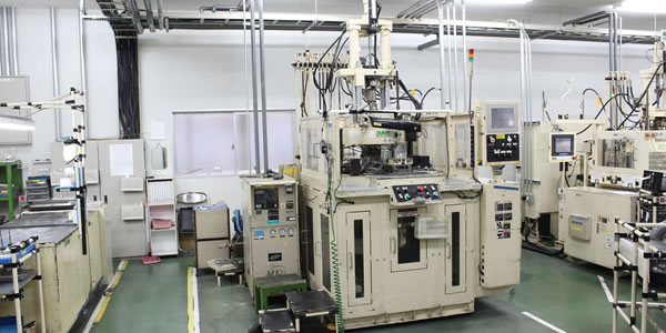 Vertical injection molding machine